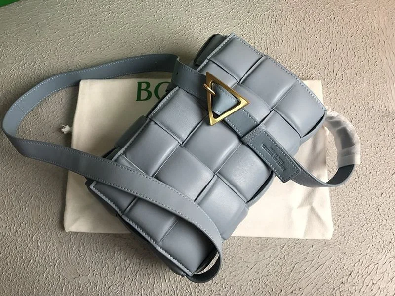 可愛いボッテガヴェネタ パデットカセット コピー ショルダーバッグ ムーングレイ bos27294