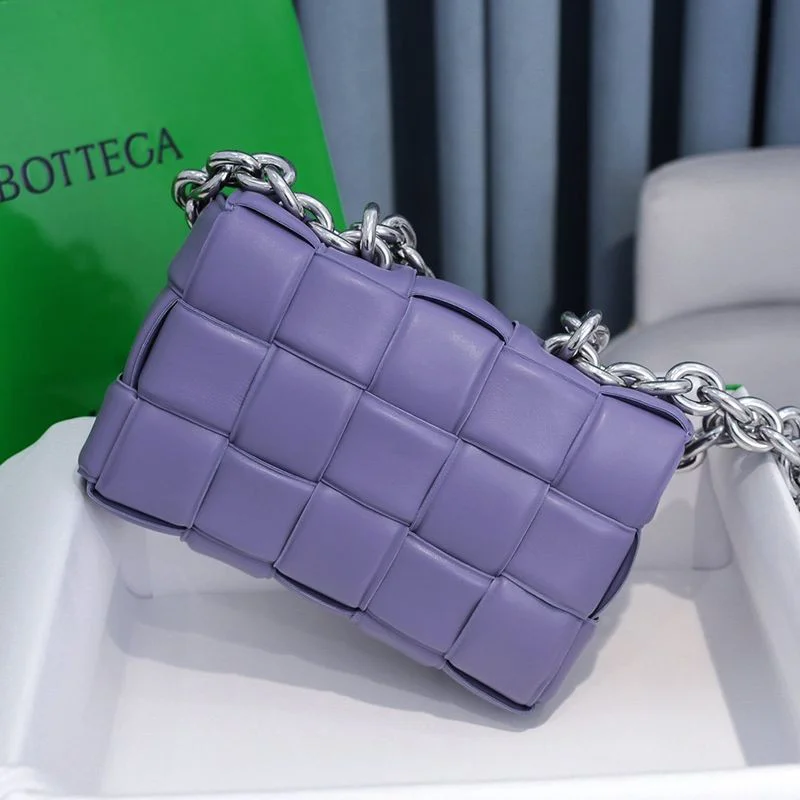 目を惹くカラーボッテガヴェネタ コピー ザチェーン カセット レザー製クロスボディバッグ bot33184