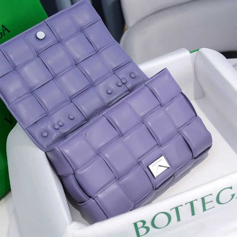 目を惹くカラーボッテガヴェネタ コピー ザチェーン カセット レザー製クロスボディバッグ bot33184