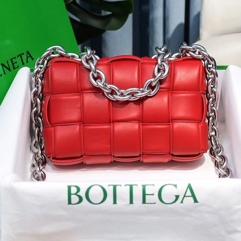 ★日本!!人気!ボッテガヴェネタ 偽物 ザチェーン カセット レザー製クロスボディバッグ boa49393
