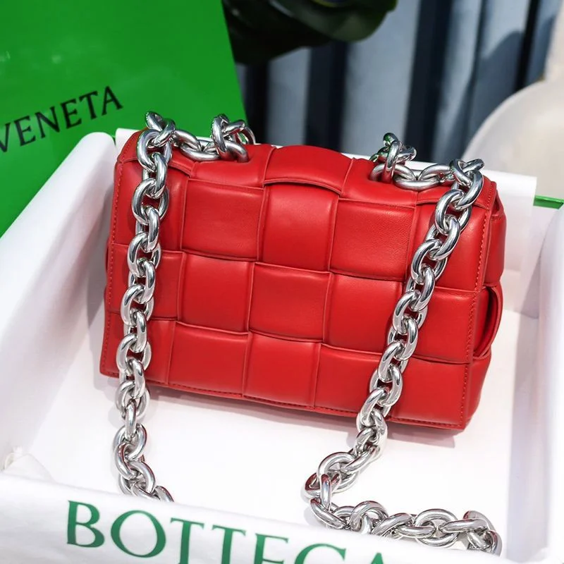 ★日本!!人気!ボッテガヴェネタ 偽物 ザチェーン カセット レザー製クロスボディバッグ boa49393