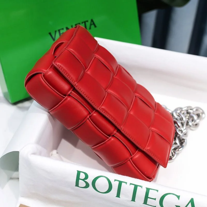 ★日本!!人気!ボッテガヴェネタ 偽物 ザチェーン カセット レザー製クロスボディバッグ boa49393