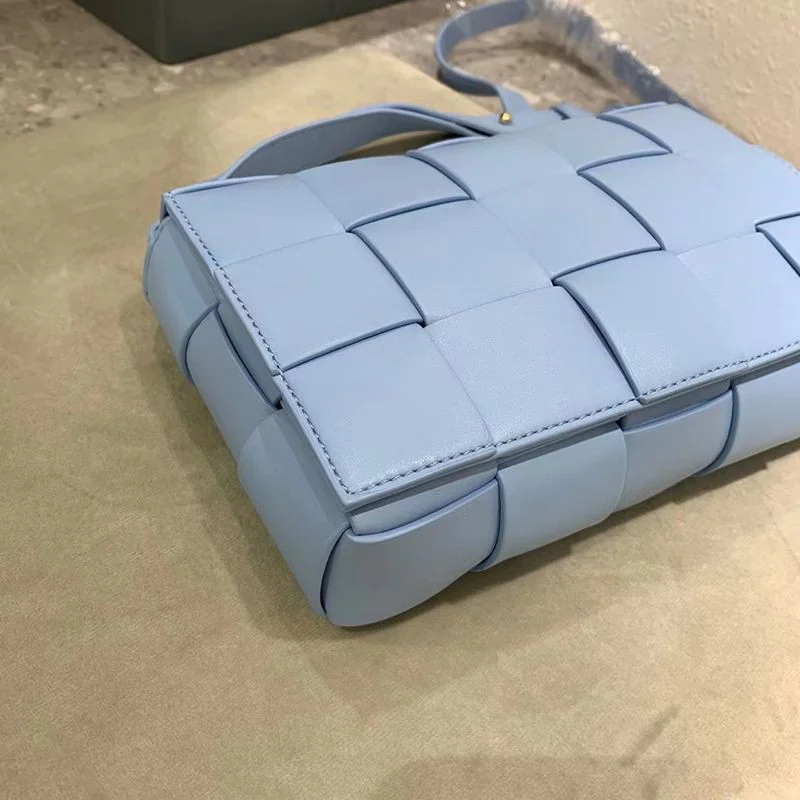 世界中で大人気♪ボッテガヴェネタ 偽物 カセット クロスボディバッグ bot82945