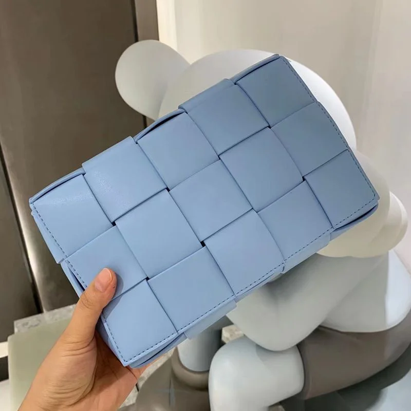 世界中で大人気♪ボッテガヴェネタ 偽物 カセット クロスボディバッグ bot82945