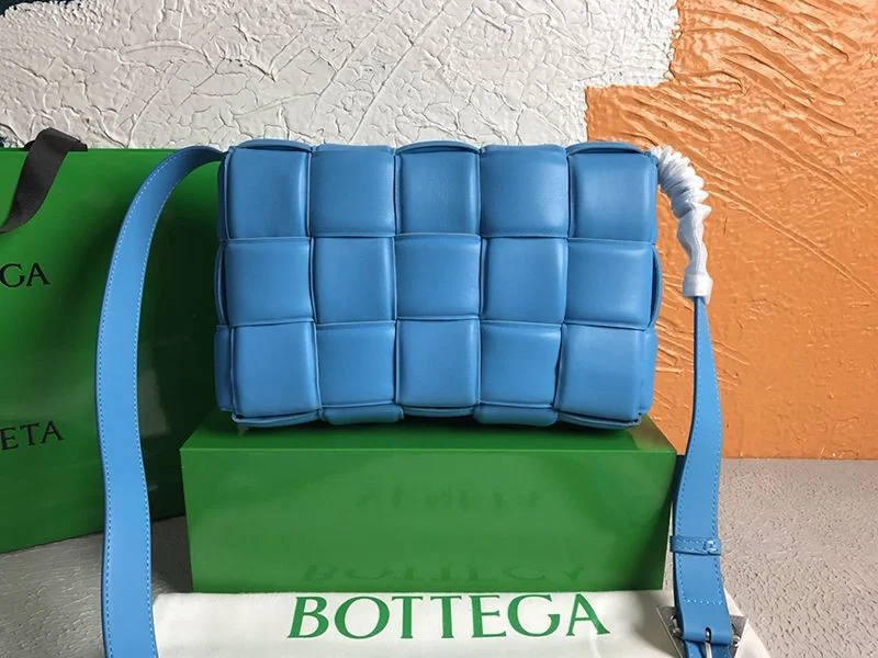 希少色ボッテガヴェネタ パデットカセット 偽物 ショルダーバッグ ブルー bou77826