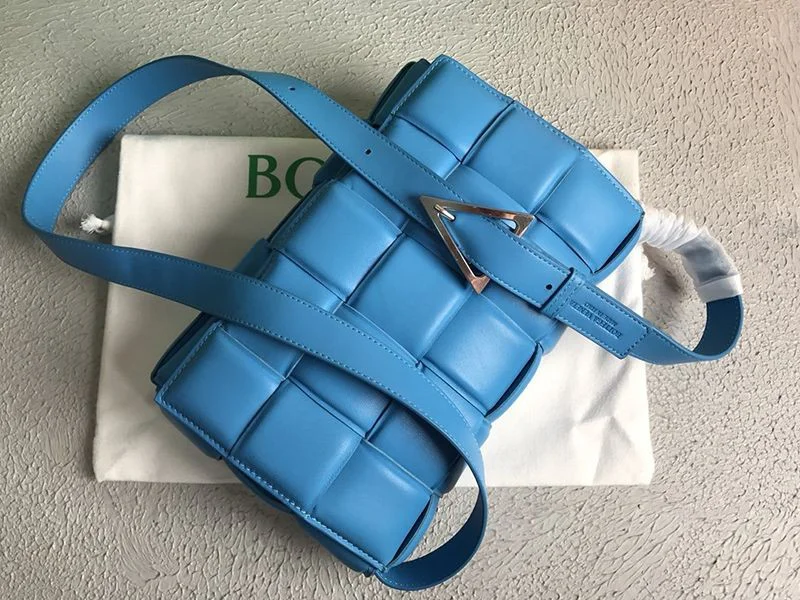 希少色ボッテガヴェネタ パデットカセット 偽物 ショルダーバッグ ブルー bou77826