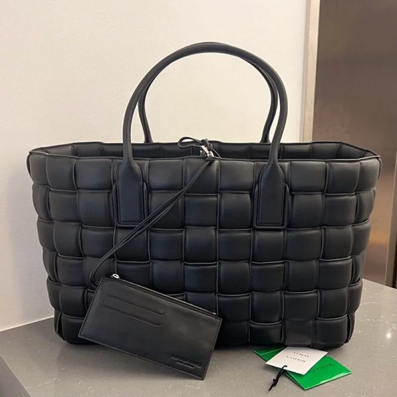 ☆超人気☆ボッテガ ヴェネタ コピー Intrecciato モチーフパッド入りトートバッグ box28965