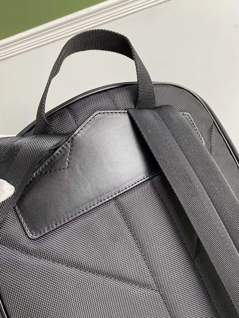 大人気！オシャレ万能☆バーバリー☆ラージネヴィス バックパック偽物 80235691
