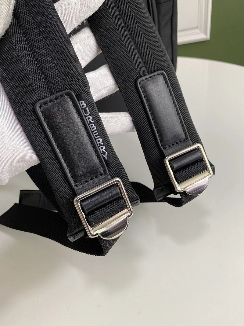 大人気！オシャレ万能☆バーバリー☆ラージネヴィス バックパック偽物 80235691