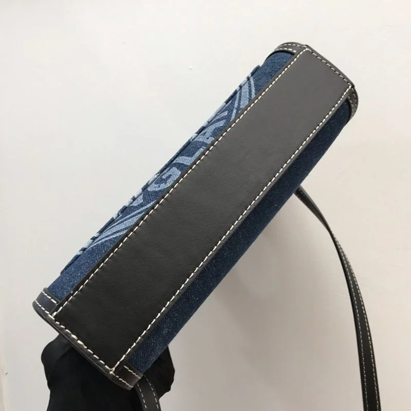 大人気！バーバリー 偽物ミニ デニム＆レザー ロゴポケットバッグ 80390901