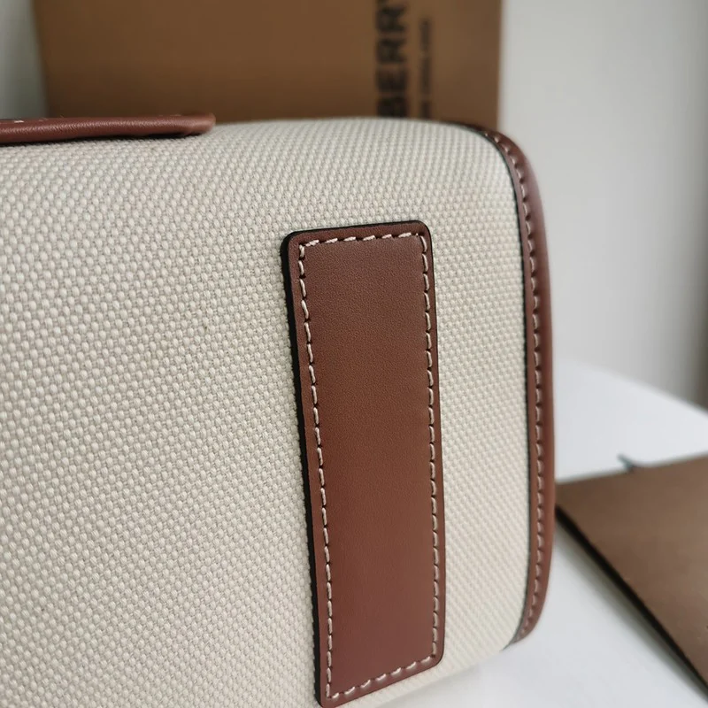 定番バーバリー トートバッグ 偽物通販 スモール SM NEW TOTE 8044138
