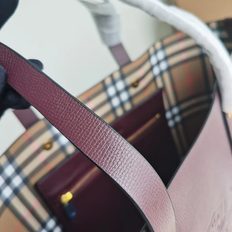 目を惹くカラー バーバリー トートバッグ スーパーコピー SM TOTE Bak78743