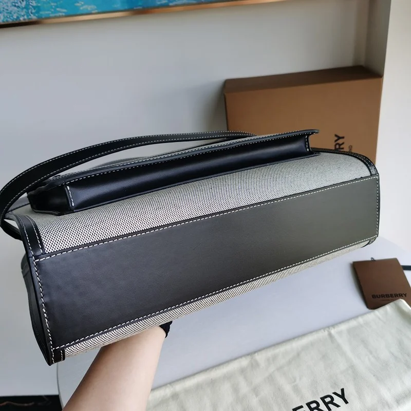 春もの新作バーバリー ショルダーバッグ 偽物 ミニ ツートン キャンバス&レザー ポケットバッグ Bal68896