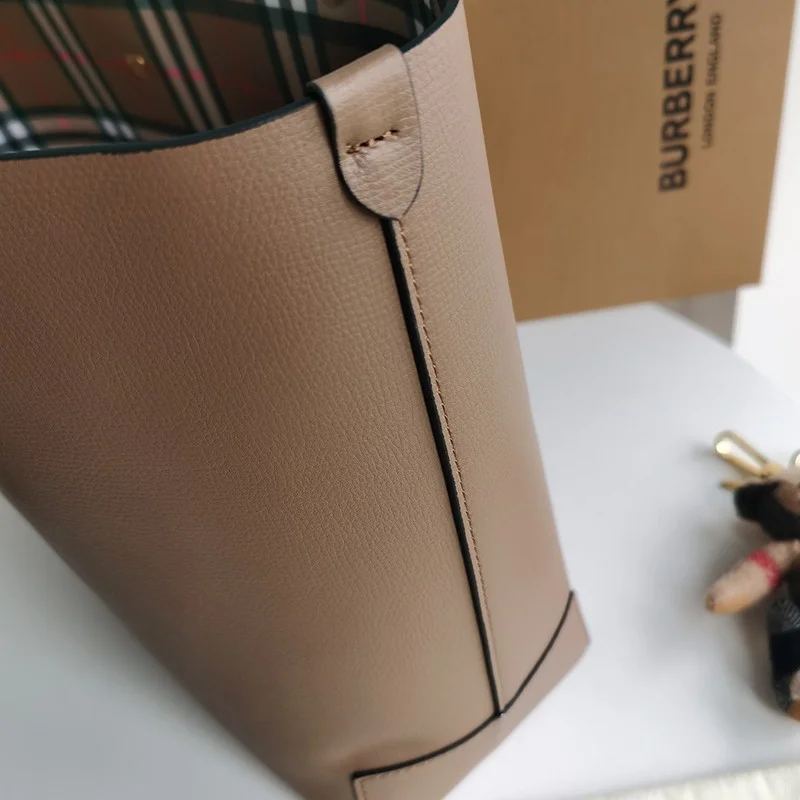 21-22AWバーバリー トートバッグ スーパーコピー SM TOTE Baq21819