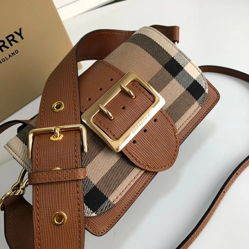 日本未入荷【バーバリー ショルダーバッグ コピー】クロスボディ ZIP&バックル Baw86557