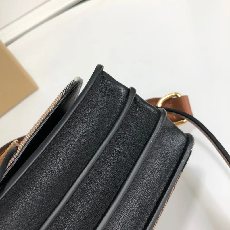 日本未入荷【バーバリー ショルダーバッグ コピー】クロスボディ ZIP&バックル Baw86557