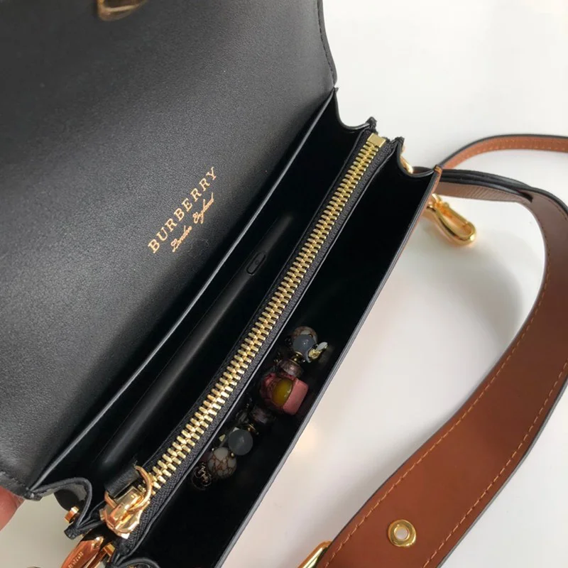 日本未入荷【バーバリー ショルダーバッグ コピー】クロスボディ ZIP&バックル Baw86557