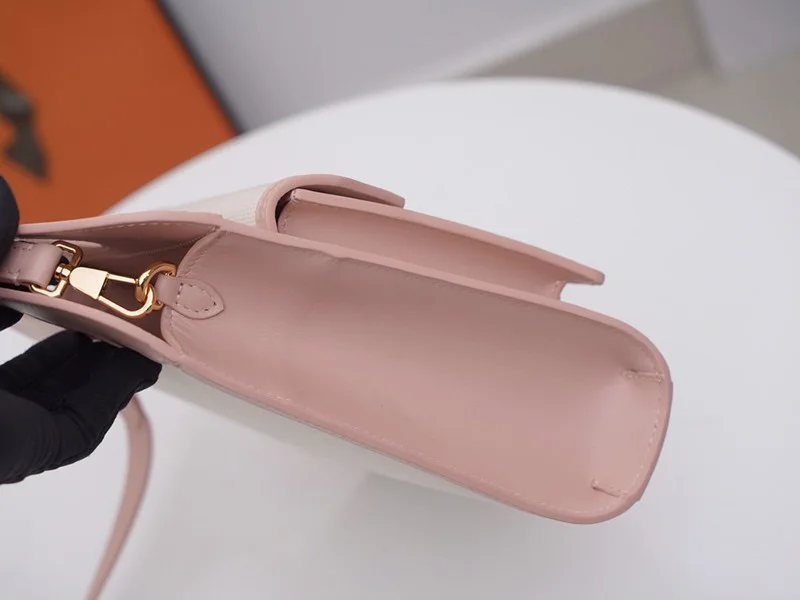 大人気!!新色【バーバリー ポケットバッグ コピー】ミニ ツートン キャンバス&レザー Bax29650