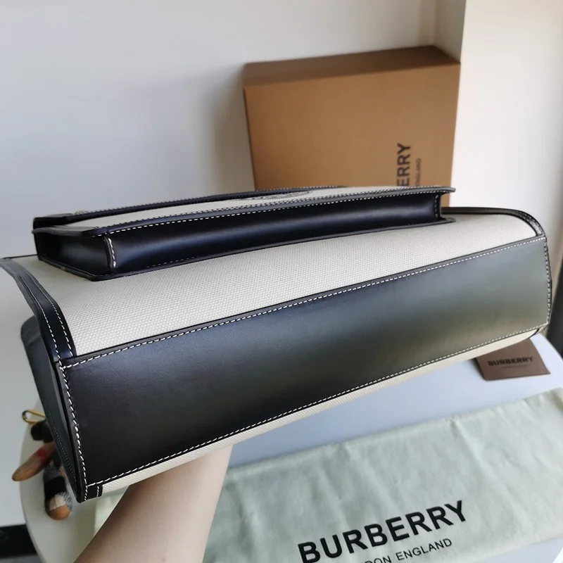 人気急上昇バーバリー ショルダーバッグ コピー ミニ ツートン キャンバス＆レザー ポケットバッグ Baz55041