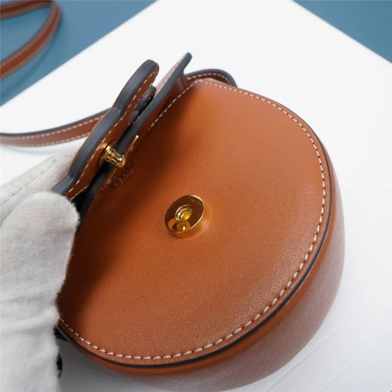 【日本未発売】セリーヌ コピー ミニ ブザス キュイル トリオンフ ショルダーバッグ 10J303DPQ04LU