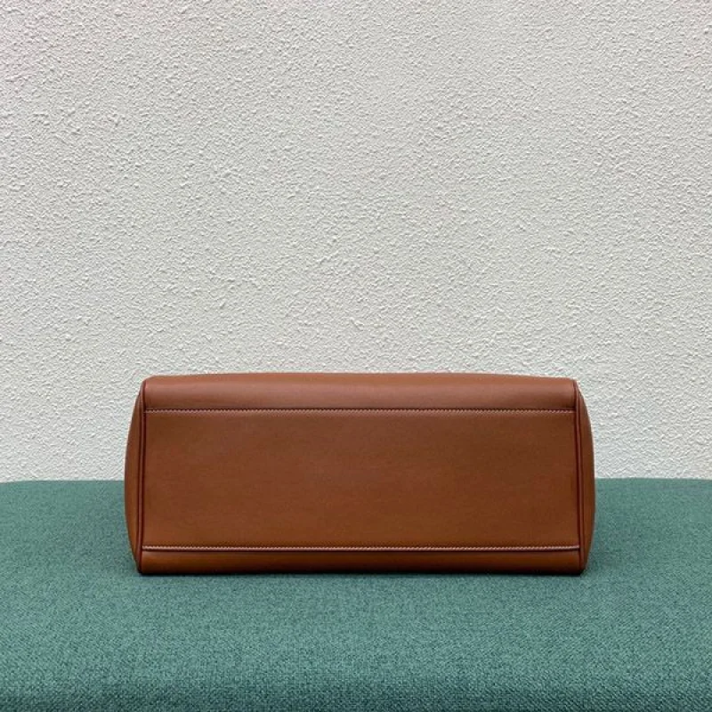大人気!セリーヌ 16ショルダーバック L スーパーコピー 194043CR4.04LU 194043CR404LU