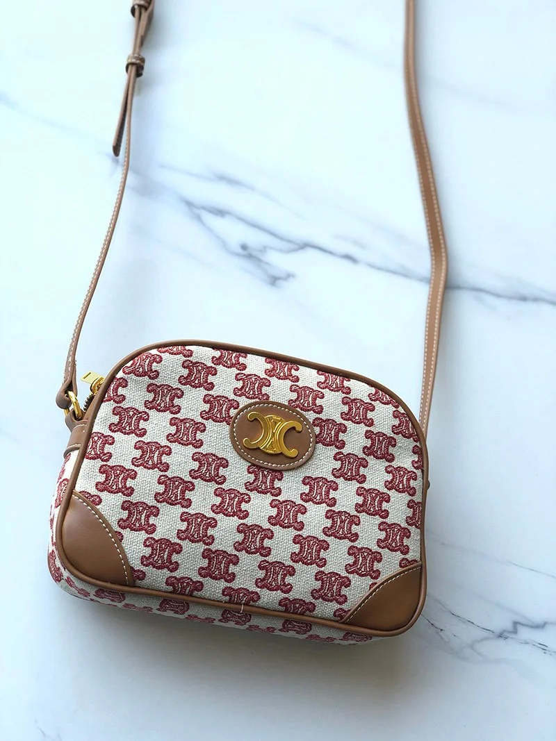 一目惚れ♪☆セリーヌ ショルダーバッグ 偽物 カメラバッグ トリオンフの刺繍 194332CS81
