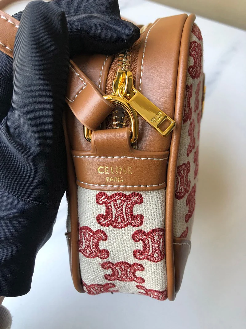 一目惚れ♪☆セリーヌ ショルダーバッグ 偽物 カメラバッグ トリオンフの刺繍 194332CS81