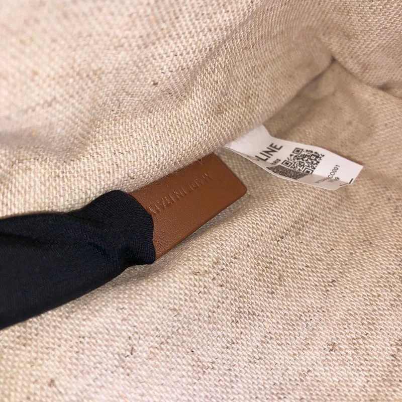 一目惚れ♪☆セリーヌ ショルダーバッグ 偽物 カメラバッグ トリオンフの刺繍 194332CS81