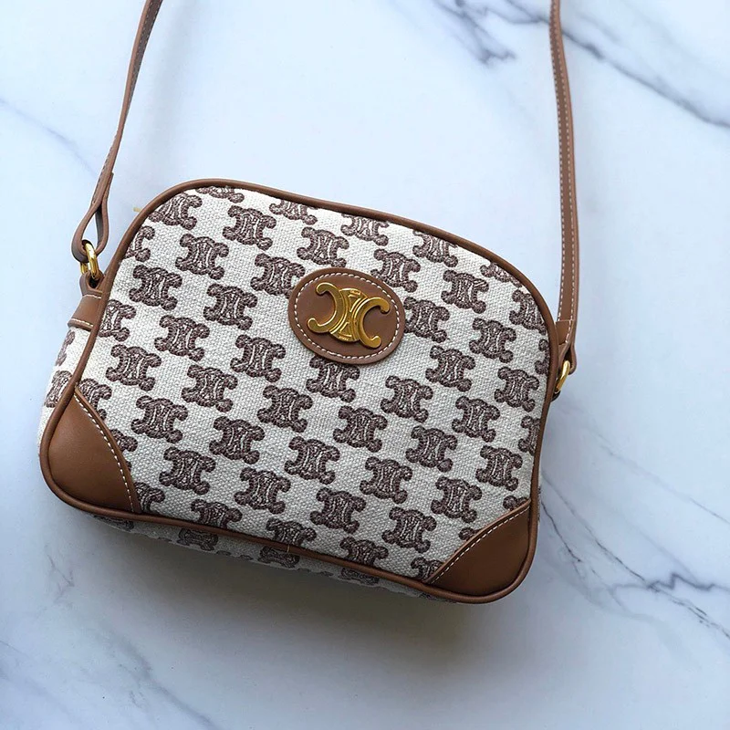 国内完売☆セリーヌ ショルダーバッグ コピー カメラバッグ トリオンフの刺繍 194332CS819BR