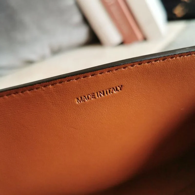 超人気 セリーヌ トリオンフ ショルダーバッグ 偽物 入手困難 Cef91692