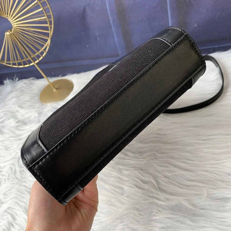 関税込★セリーヌ ショルダーバッグ 偽物 ミニ バーティカル カバ バッグ Ced90530