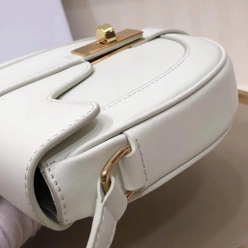 希少色セリーヌ 偽物 スモール ブザス 16(セーズ)バッグ Cen33126