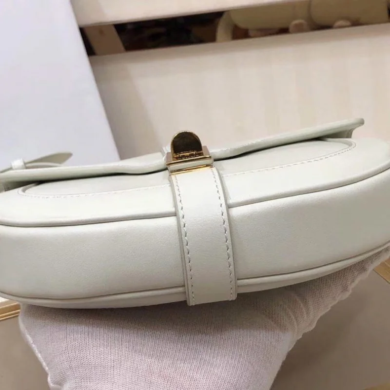 希少色セリーヌ 偽物 スモール ブザス 16(セーズ)バッグ Cen33126