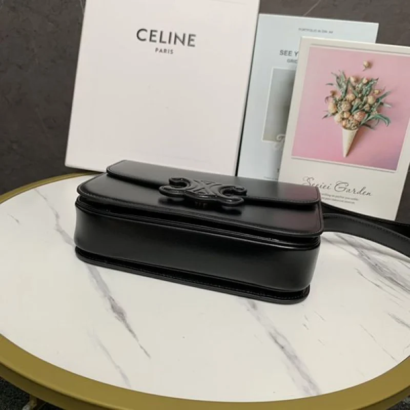 ギフトに最適♪セリーヌ トリオンフ 偽物スモール ストラップバッグ Cer28557