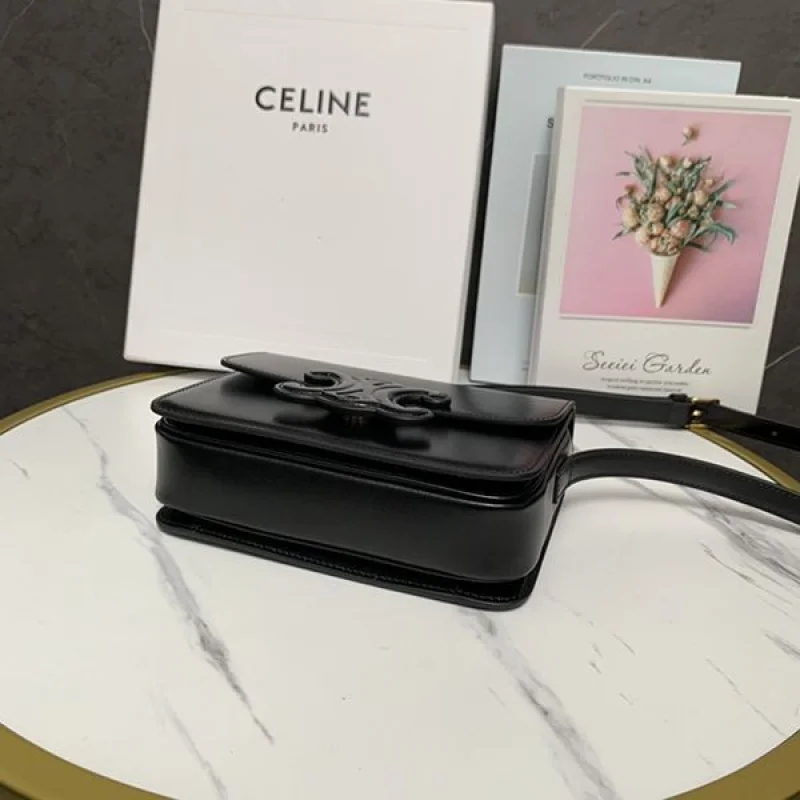 ギフトに最適♪セリーヌ トリオンフ 偽物スモール ストラップバッグ Cer28557