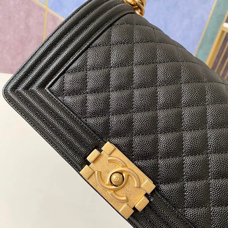 シャネル 偽物 ボーイシャネル25cm ブラック/ゴールド金具 shh62444