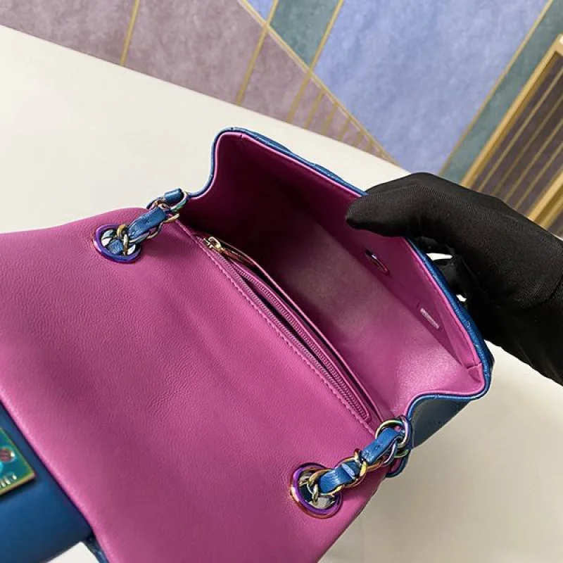 目を惹くカラーシャネル ミニ フラップ バッグ マトラッセ スーパーコピー shp02815