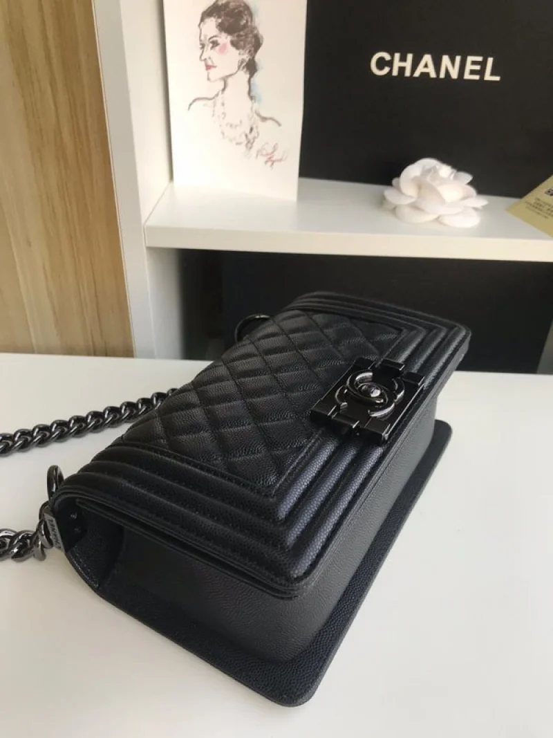 《大人気》シャネル キャビアスキン ボーイ シャネル ショルダーバッグ 偽物 shp35100