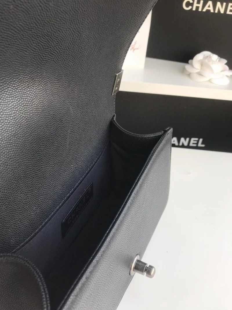 《大人気》シャネル キャビアスキン ボーイ シャネル ショルダーバッグ 偽物 shp35100