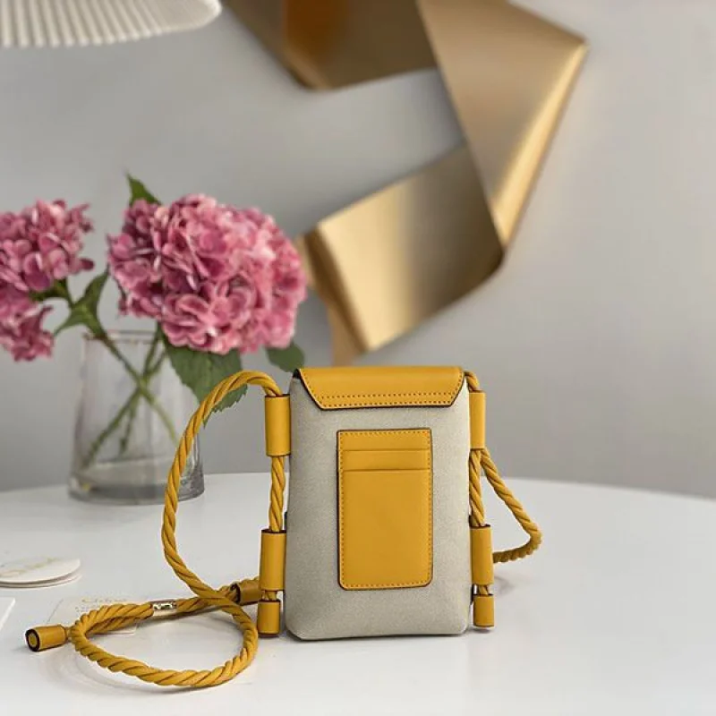 《大人気》クロエ KEY スマホポーチ 偽物 シャイニーカーフスキン製フラップ付き chc66866