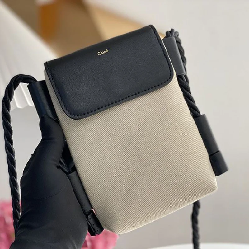 送料込 クロエ KEY コピー スマホポーチ シャイニーカーフスキン製フラップ付き chp41943