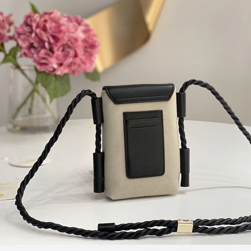 送料込 クロエ KEY コピー スマホポーチ シャイニーカーフスキン製フラップ付き chp41943
