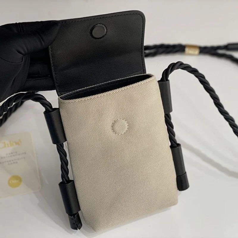 送料込 クロエ KEY コピー スマホポーチ シャイニーカーフスキン製フラップ付き chp41943
