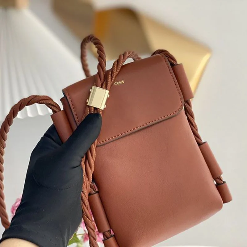 送料込 クロエ KEY コピー スマホポーチ シャイニーカーフスキン製フラップ付き chp41943