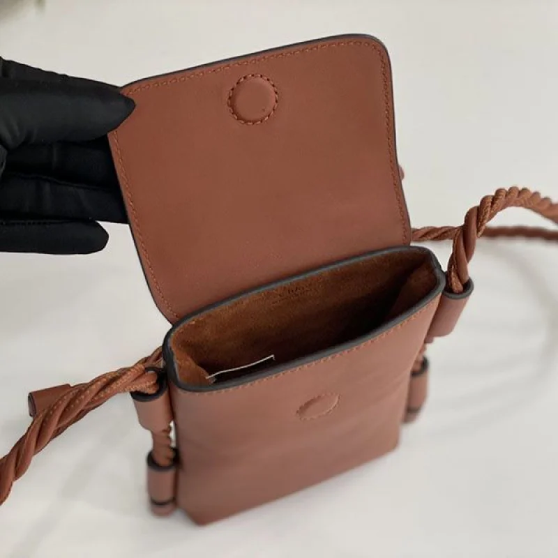 送料込 クロエ KEY コピー スマホポーチ シャイニーカーフスキン製フラップ付き chp41943