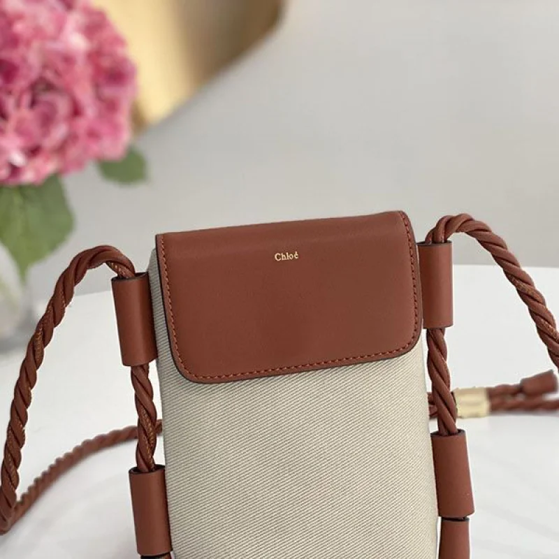 送料込 クロエ KEY コピー スマホポーチ シャイニーカーフスキン製フラップ付き chp41943