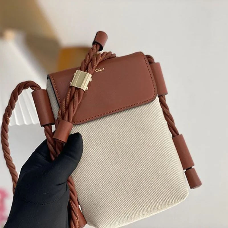 送料込 クロエ KEY コピー スマホポーチ シャイニーカーフスキン製フラップ付き chp41943
