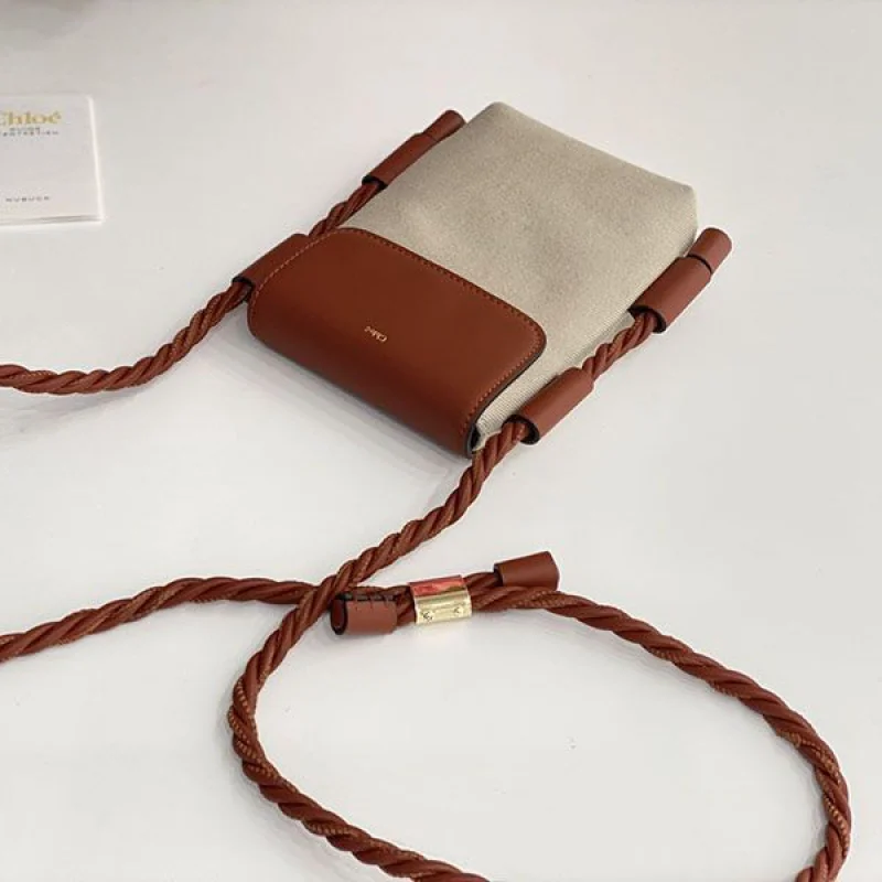 送料込 クロエ KEY コピー スマホポーチ シャイニーカーフスキン製フラップ付き chp41943