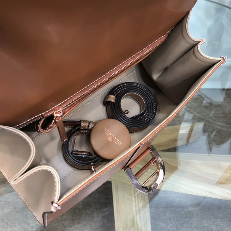 目を惹くカラー デルボー カーフスキン ブリヨン 偽物 ショルダー ハンドバッグ Dei09739