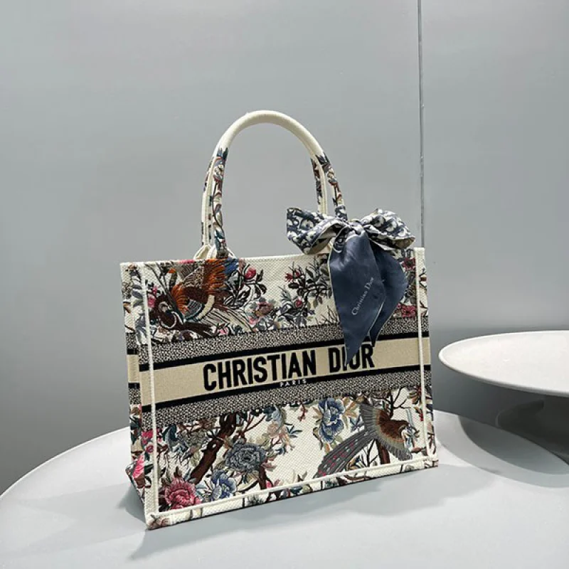 可愛いディオール BOOK TOTE コピー ジャルダン ディヴェール 花柄 刺繍 M1286ZRWDM941